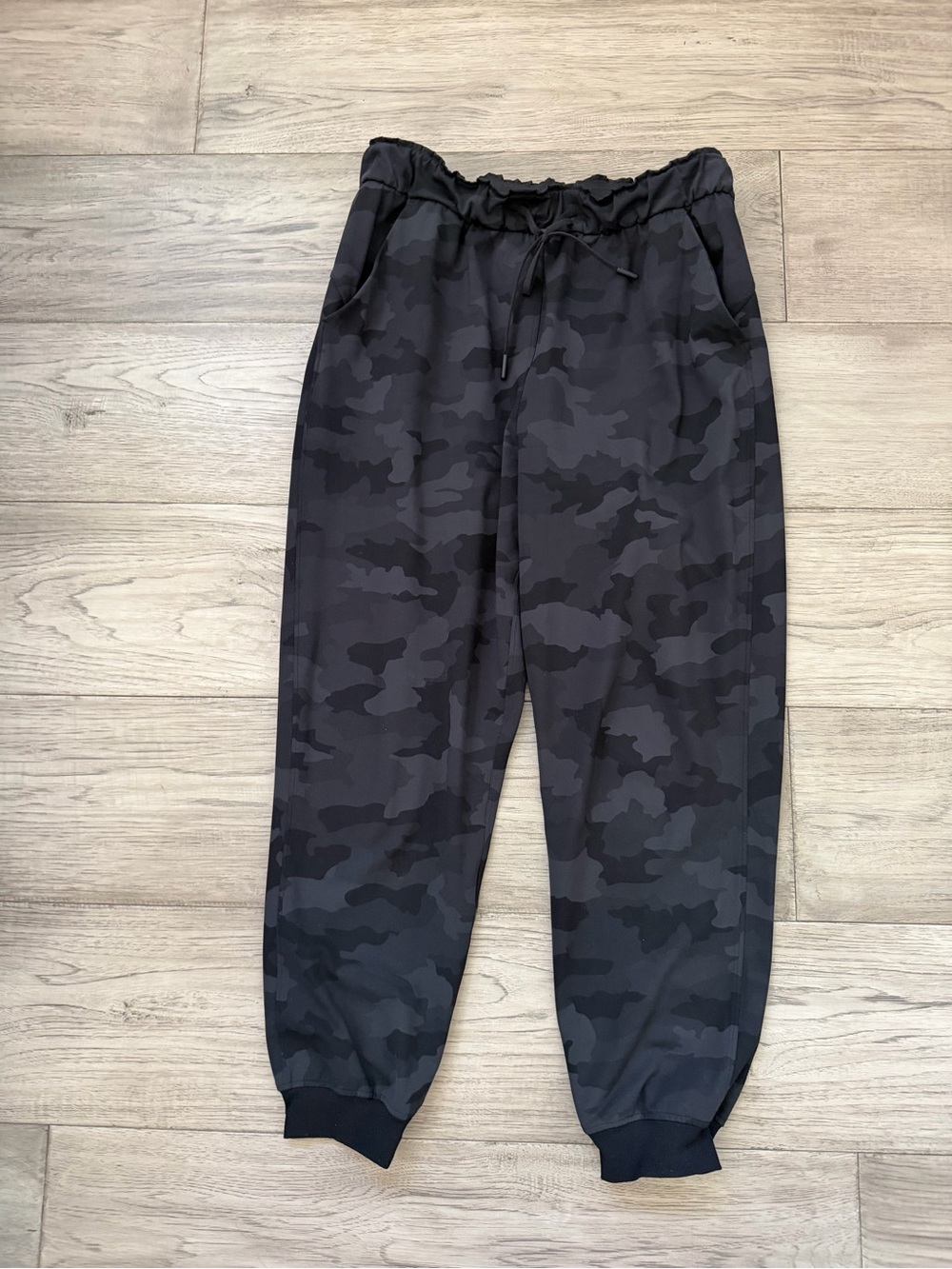 Lululemon Black & Charcoal Camo Jogger Pants 8 Petite Length